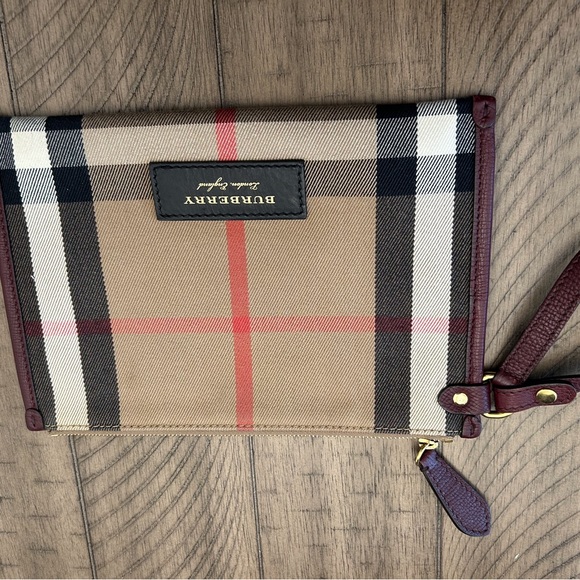 Versatile tote bag can be worn in two styles. Comes with wallet and wristlet - Picture 12 of 16